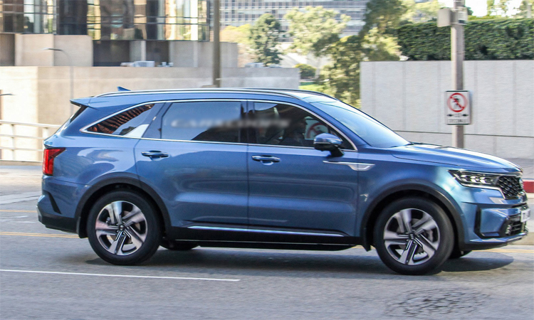 Cửa kính viền kim loại và cột C của Sorento thế hệ mới giống mẫu Telluride. Ảnh: Carscoops
