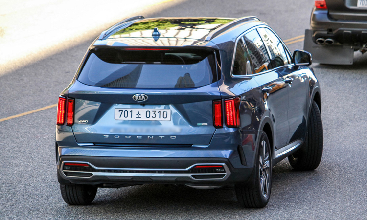 Thay vì đèn hậu lớn và nằm ngang ở thế hệ cũ, Sorento 2021 có thiết kế đèn hậu nằm dọc. Ảnh: Carscoops