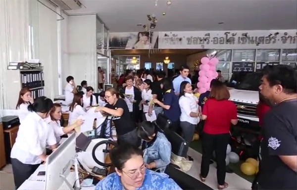 Tại nhiều đại lý, nhân viên thay nhau liên tục tiếp khách hàng, tư vấn, giới thiệu, nhận đặt cọc. Ảnh: Manager Daily