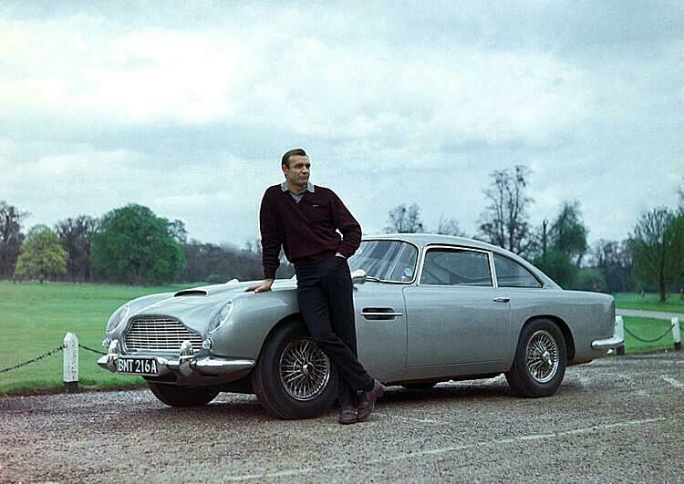 Nam tài tử Sean Connery bên chiếc Aston Martin DB5 trong phần phim Goldfinger 1964. Ảnh: Everett Collection