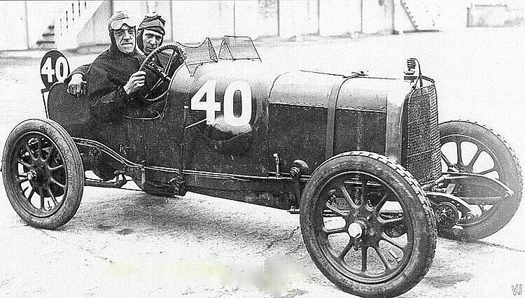 Chiếc Aston Martin Bunny trên đường đua Brookland năm 1922. Ảnh: Pinterest
